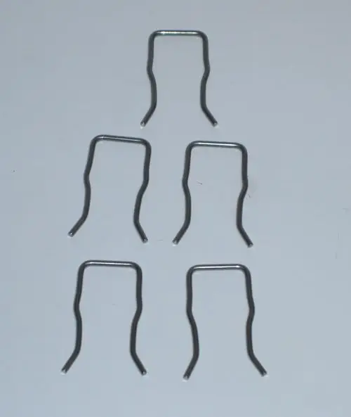 Vier metallic-gelötete Montage-Clips in U-Form, geeignet für die Verwendung mit Daikin-Gasrohren und Venturi-Systemen.